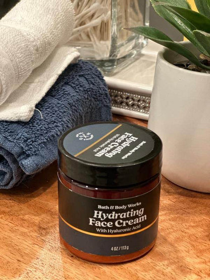 Bath & Body Works Hydrating Face Cream with Hyaluronic Acid. face cream Hydrating-Face-Cream-with-Hyaluronic-Acid-EXprimi-Skincare-Kenya-4634 shop at Exprimi Beauty Kenya. Home of Skin care, Body care, Make-up, Fragrance & Beauty.