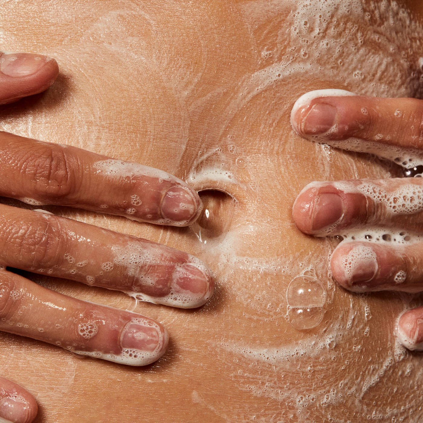 Youth to the People Youth To The People Superfood and Niacinamide Body Cleanser Cleanser YTTP_PPAGEImagery_BodyCleanser_Model_02 shop at Exprimi Beauty Kenya. Home of Skin care, Body care, Make-up, Fragrance & Beauty.